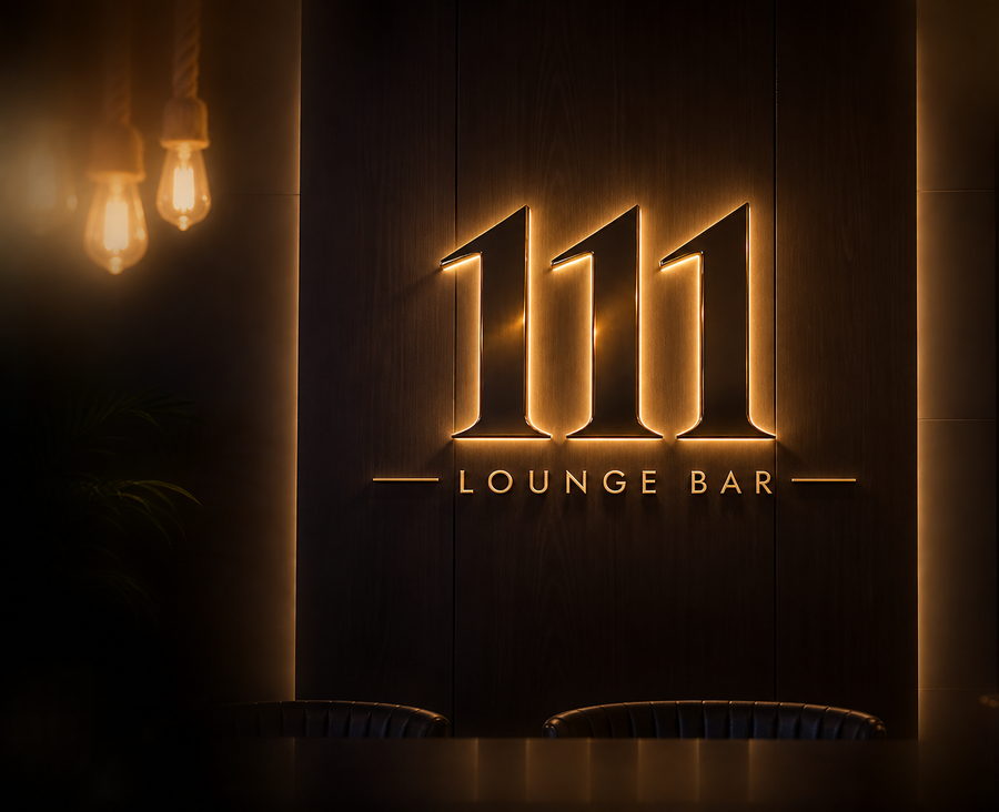 Подсвеченная вывеска 111 Lounge Bar на деревянной стене зала